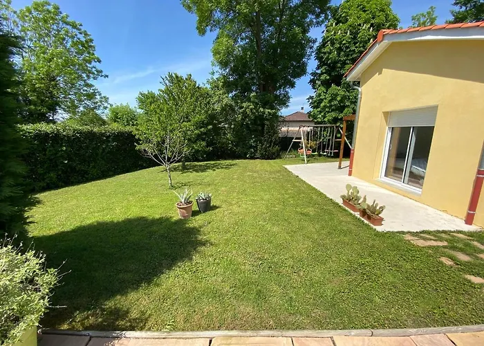Dans Avec Piscine Bed and Breakfast 3*