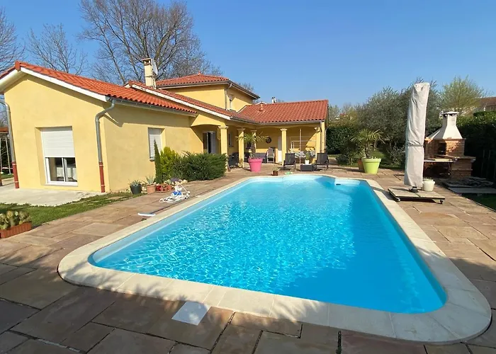 Dans Avec Piscine Bed and Breakfast Gleizé