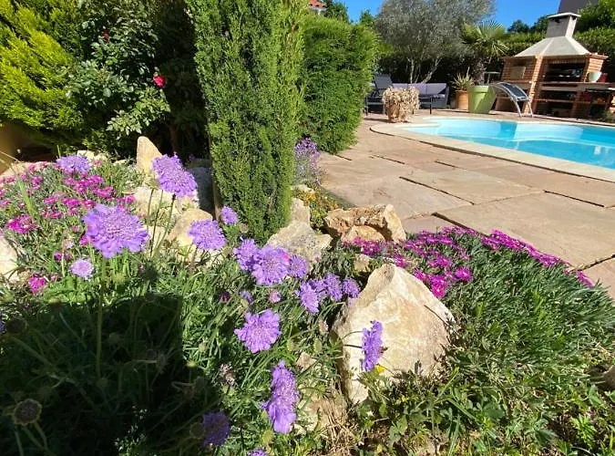 Dans Avec Piscine Bed and Breakfast 3*