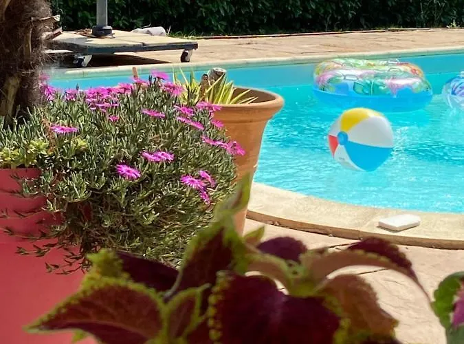 Dans Avec Piscine Bed and Breakfast 3*