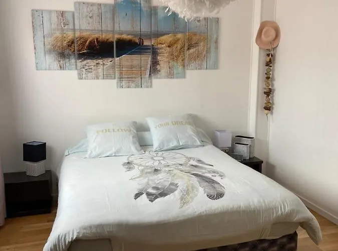 Dans Avec Piscine Bed and Breakfast